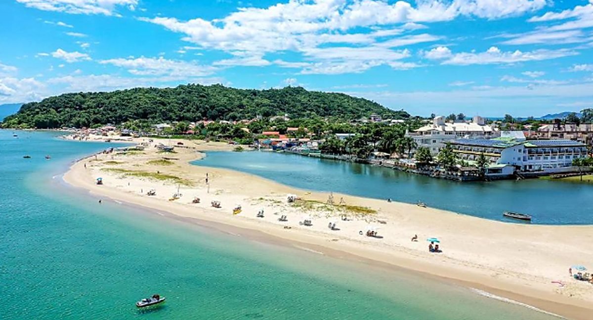 Vista aérea da praia de Ponta das Canas, em Florianópolis